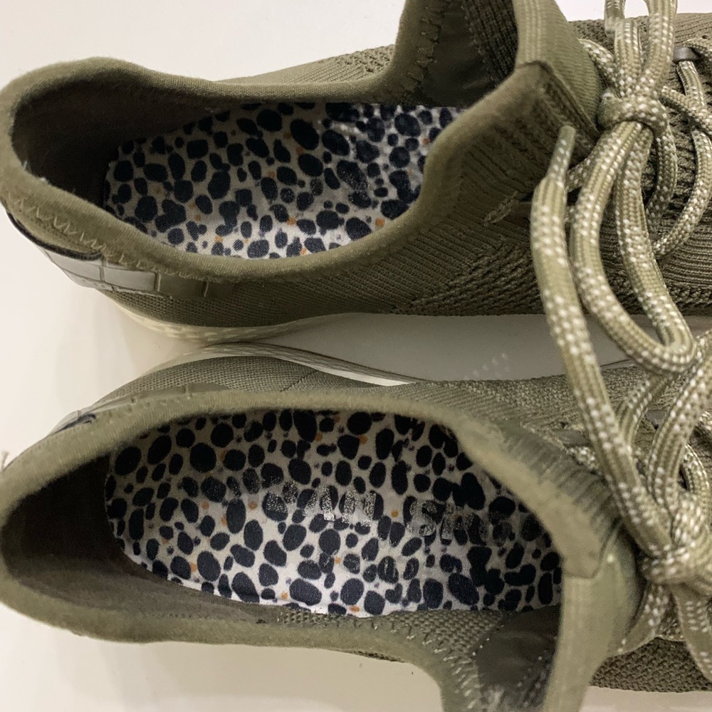 Like New J Slides Mesh Sneaker Size 7 - image 4